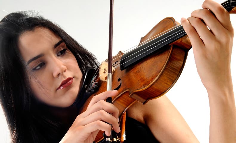 Violinista Aisha Syed realiza clínica musical
