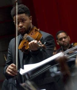 Violinista se luce en concierto sinfónico