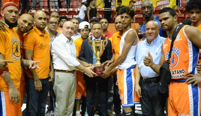 El club Santa Ana es campeón de baloncesto