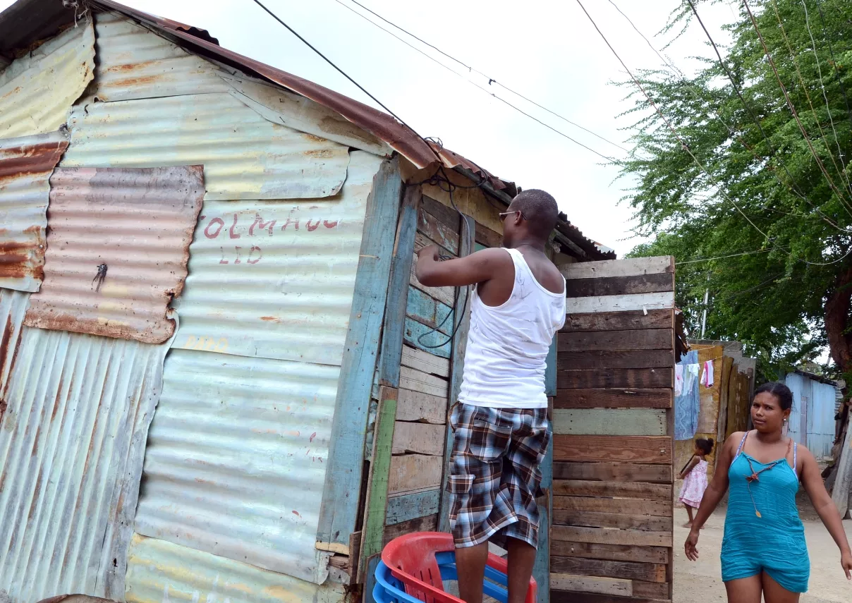 A orilla de ríos la gente crea coraza y desafía Irma, por casas