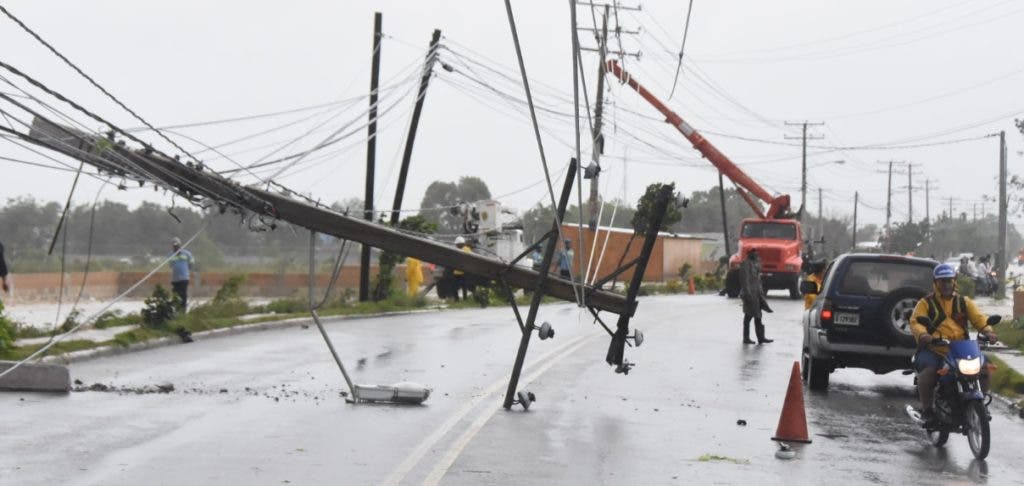 El servicio eléctrico fue afectado en la zona este por el derribo de postes por los fuertes vientos.