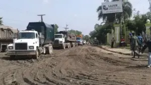 Decenas de camiones recolectores de basura están varados en la entrada de Duquesa