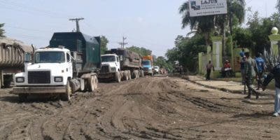 Decenas de camiones recolectores de basura están varados en la entrada de Duquesa