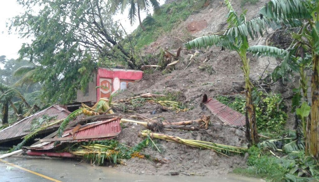 En Samaná resultaron destruidas algunas viviendas por el deslizamiento de tierras por las lluvias.