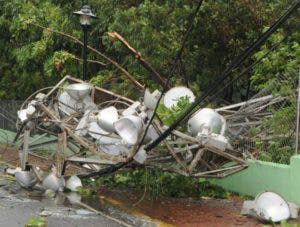 Poste del tendido eléctrico del estadio se precipitó al suelo.