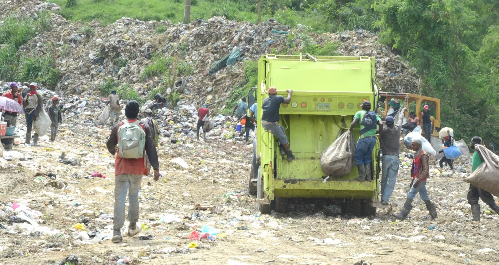 Duquesa trabajará 24 horas para normalizar recogida de basura