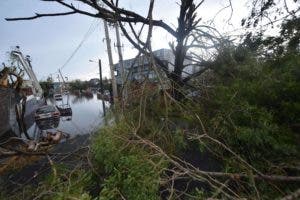 Llegan a Puerto Rico equipos de rescate de EE.UU. tras paso del huracán María