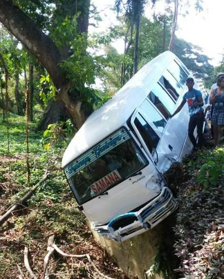 Autobús de transporte público repleto de pasajeros se accidenta en la ruta Puerto Plata-Samaná