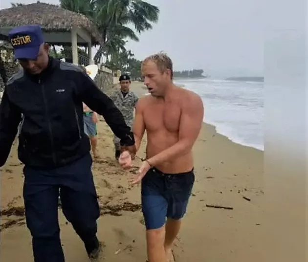 Apresan 5 personas por bañarse en la playa durante paso de huracán María