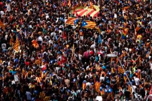  Los estudiantes de secundaria y universidad tratan de defender con huelgas y protestas la celebración de la consulta, contra la que el gobierno y la justicia españoles desplegaron un amplio dispositivo legal y policial.  