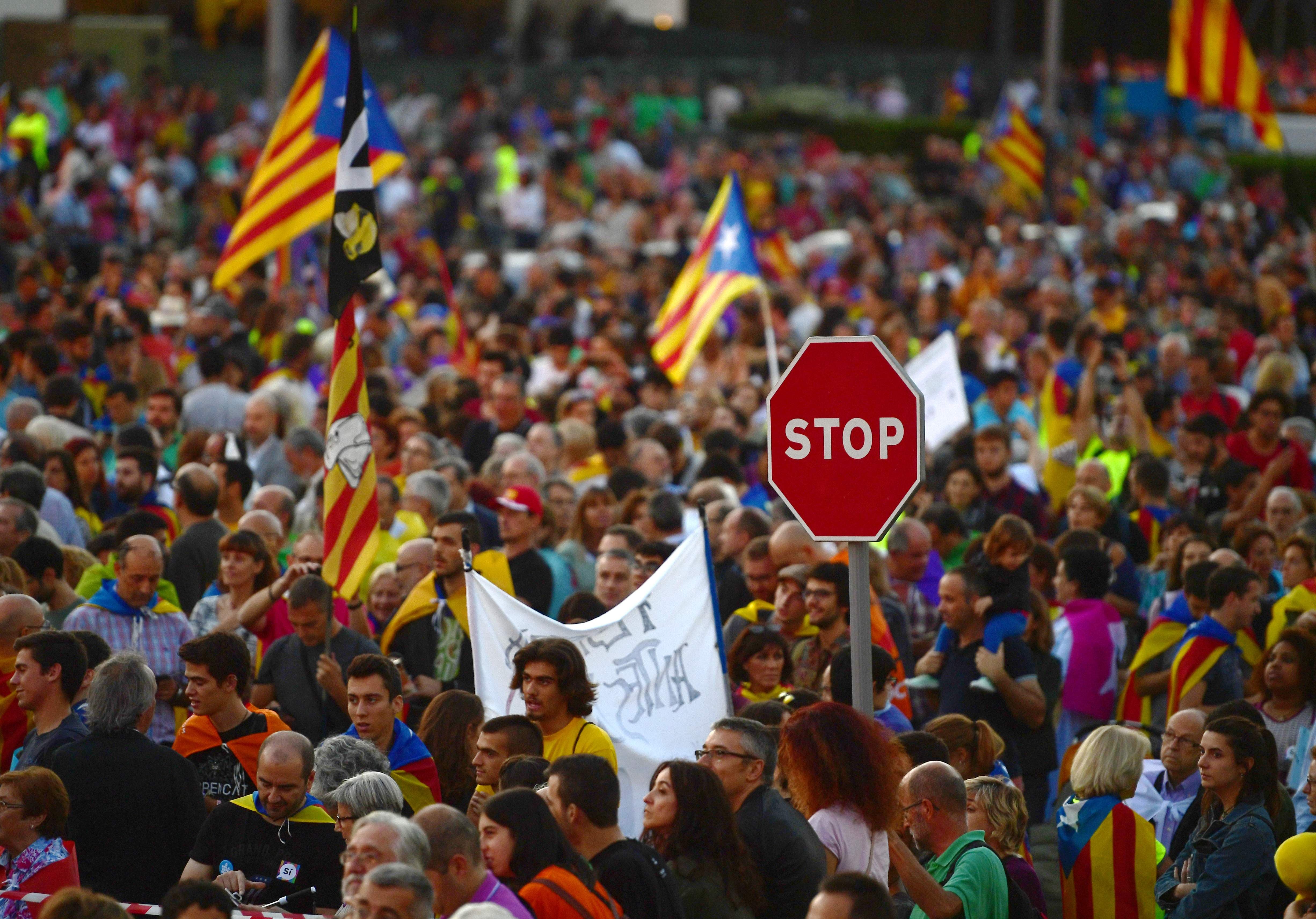 A dos días del referéndum catalán, militantes ocupan los centros de votación