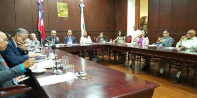 Ediles de Puerto Plata aprueban a vapor nuevas empresas de telecable, mientras ciudad está llena de basura