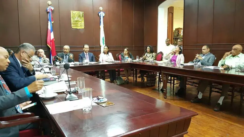 Ediles de Puerto Plata aprueban a vapor nuevas empresas de telecable, mientras ciudad está llena de basura