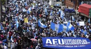 Miles de guatemaltecos protestan contra la corrupción