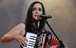 Julieta Venegas destaca la necesidad de “afrontar la violencia” mundial