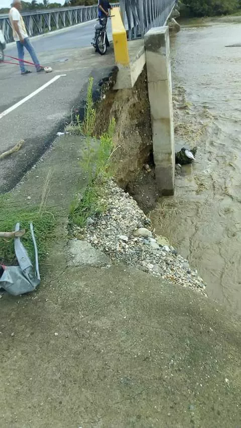 Puente de Ranchito de Los Vargas podría colapsar en cualquier momento por socavamiento de sus aproches