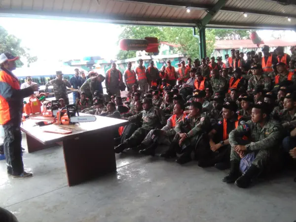 personal-militar-mientras-recibia-instrucciones-sobre-el-uso-de-las-motosierras