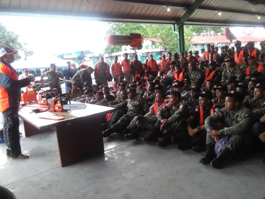 personal-militar-mientras-recibia-instrucciones-sobre-el-uso-de-las-motosierras