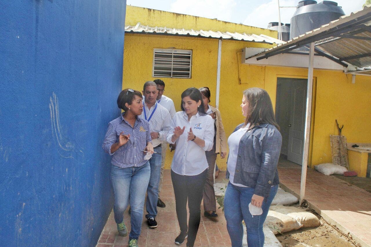 Directora de Inaipi recorre estancias infantiles afectadas por María en el Seibo