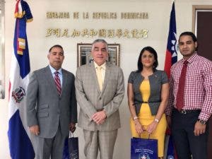 Taiwán entrena dominicanos en e-comerce; embajador Soto Jiménez los recibe en Taipei