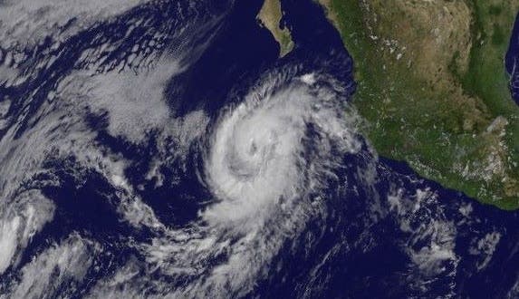 Norma se convierte en huracán en su avance hacia península de Baja California
