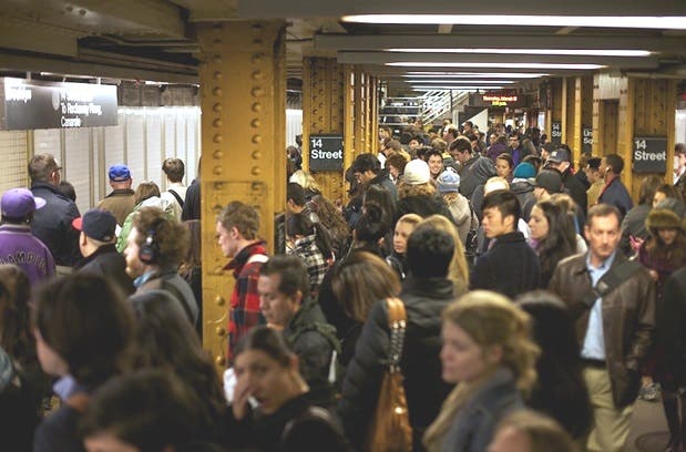 Trenes de Nueva York presentan inconvenientes a millones pasajeros