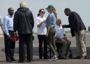 Trump visita Texas por segunda vez para evaluar los daños causados por Harvey