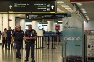 Aeropuerto Internacional de Miami seguirá cerrado el lunes por daños de Irma