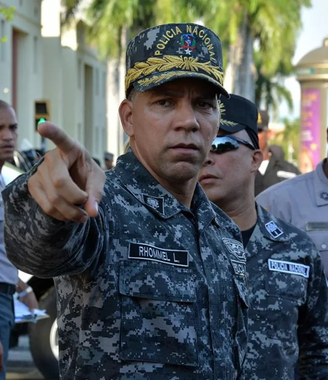 Policía ultima uno e identifica otro asaltaron residencia del general Rommer López