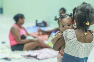 Familias acuden voluntariamente a los albergues en Nagua para protegerse de Irma