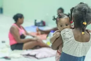 Familias acuden voluntariamente a los albergues en Nagua para protegerse de Irma