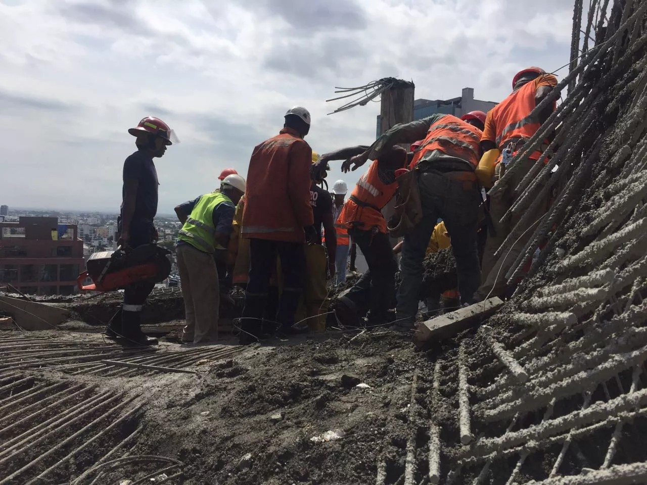 Un muerto y dos heridos tras derrumbe en torre en construcción en Piantini