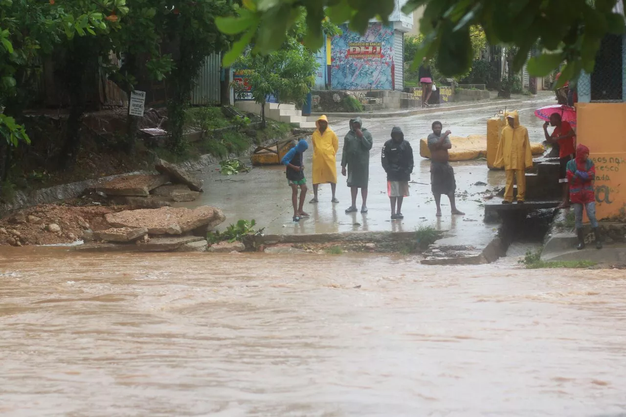 Lluvias provocan desbordamiento del río El Limón en Samaná