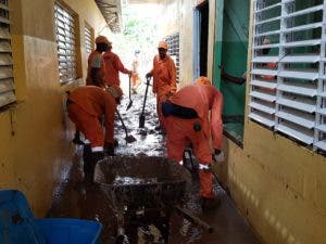 Obras Públicas interviene escuela Paso del Medio, en Ramón Santana