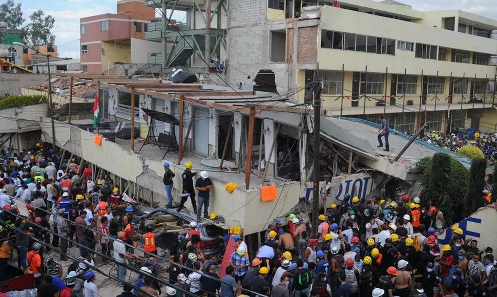 Ascienden a 32 los niños muertos en derrumbe de colegio por sismo en México