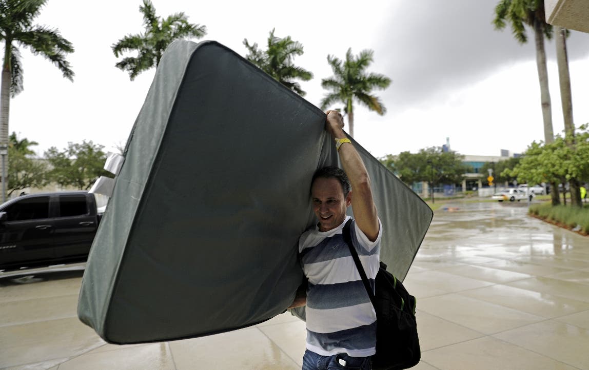 El huracán Irma apunta ahora al oeste y obliga a más evacuaciones en Florida
