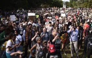 Miles de manifestantes marchan en Washington para reclamar justicia racial