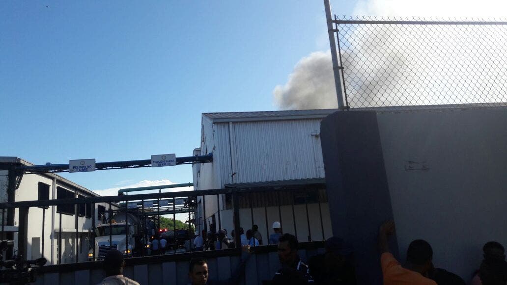 Incendio afectó anoche almacenes de Multiquímica Dominicana en Haina