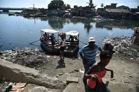 Sin ayuda estatal, haitianos están a su suerte ante inminente paso de Irma