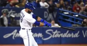 Dominicano José Bautista pega dos imparables en triunfo de los Azulejos