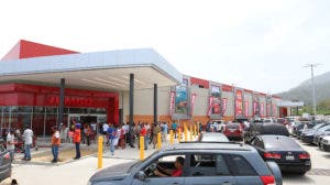 Clientes abarrotan supermercados en la víspera de las elecciones