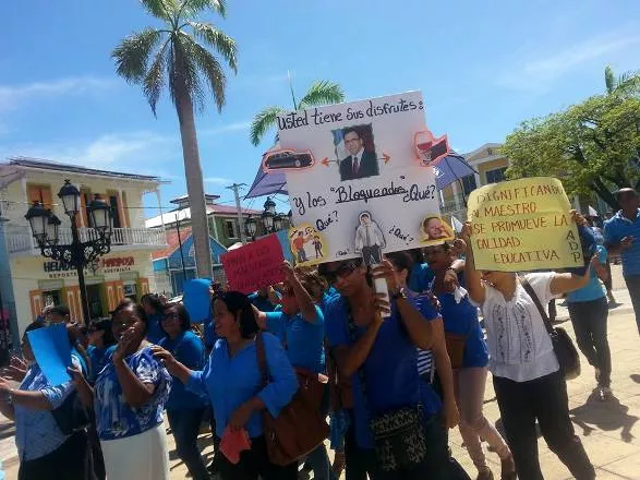 Maestros de Puerto Plata protestan por bloqueo en nómina