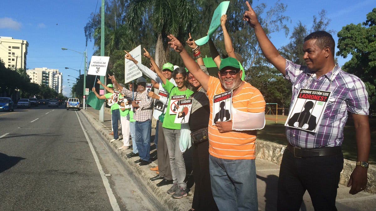 Activistas de la Marcha Verde protestan frente a la torre Caney, donde residen Rondón y Díaz Rúa