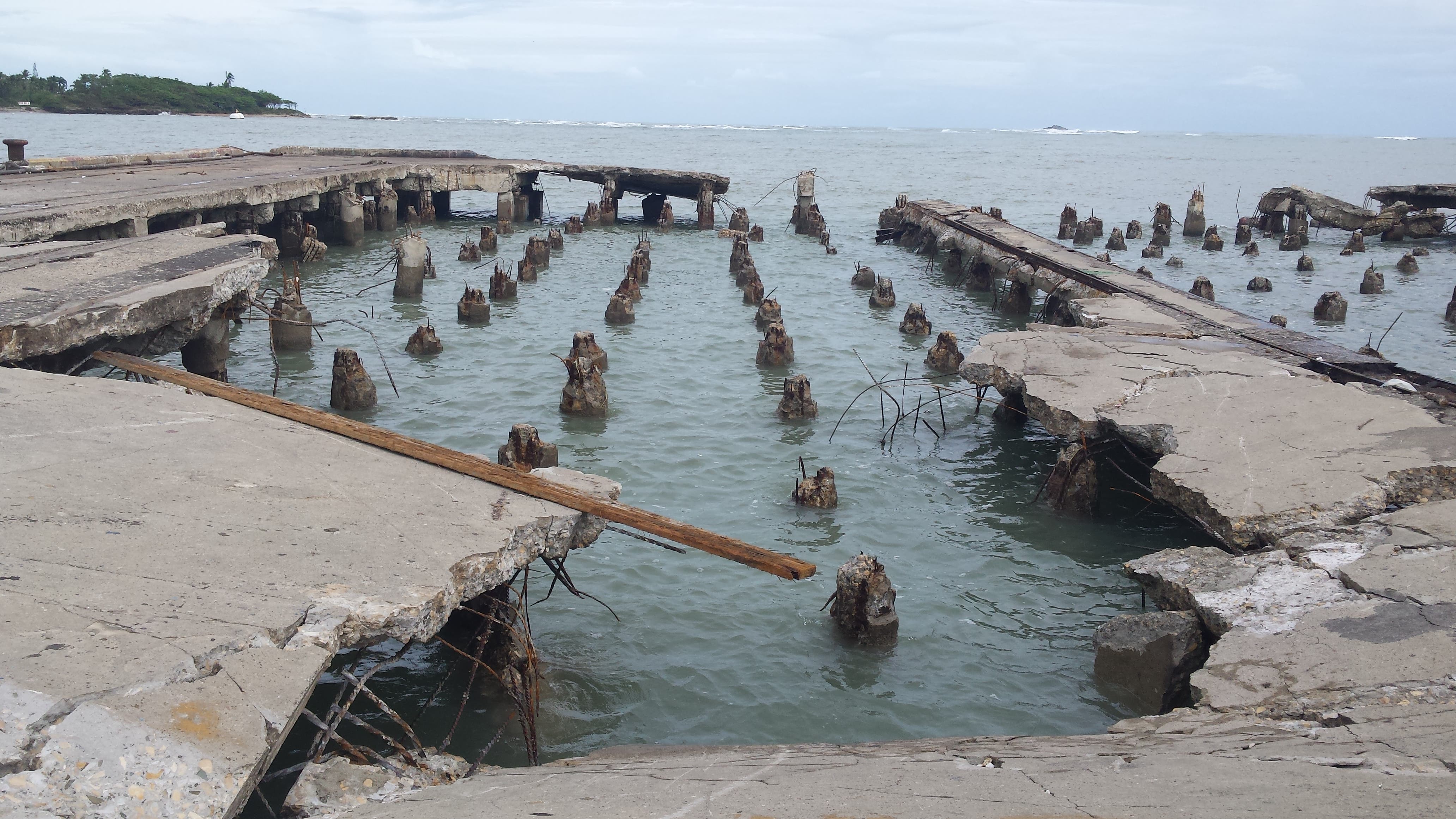 Fuertes oleajes del huracán María hicieron colapsar viejo muelle de Puerto Plata