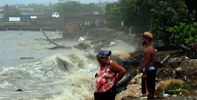 Residentes en sector Playa Oeste siguen a merced de oleajes, autoridades aún no cumplen promesa de construir muro