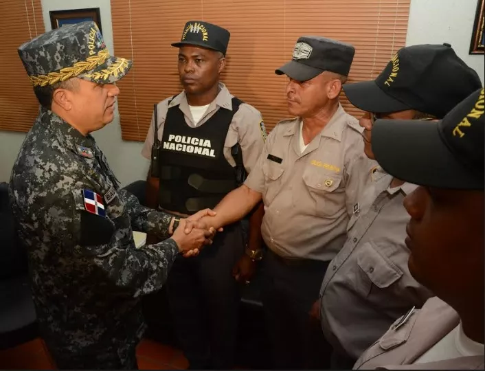 Director de la Policía reconoce labor de cinco agentes por rechazar soborno durante operativo