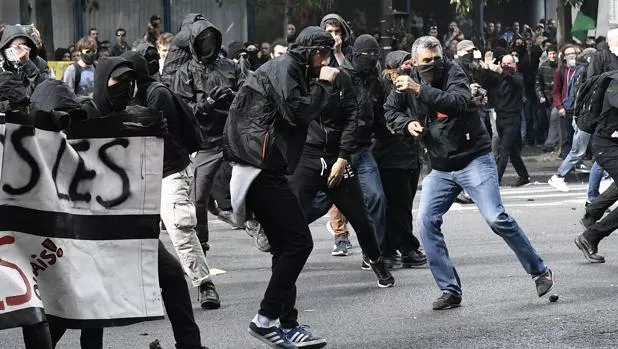 Estallan disturbios entre manifestantes y policía en París