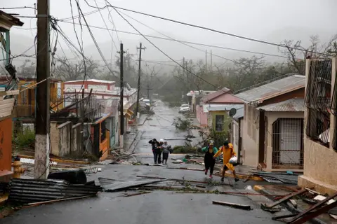 El servicio eléctrico en Puerto Rico se restaurará en 4 meses por paso de ciclón María