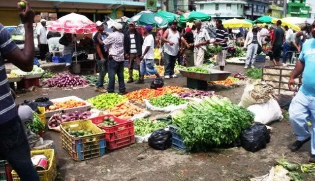 Puertoplateños se preparan ante amenaza del huracán Irma, comercios se abarrotan de clientes