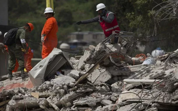 Suben a 305 muertos por sismo de 7,1 en México